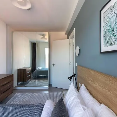 Warm Bright 2br Urban W/ Free Shuttle+parking #127