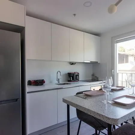 Warm Bright 2br Urban W/ Free Shuttle+parking #127 شقة *