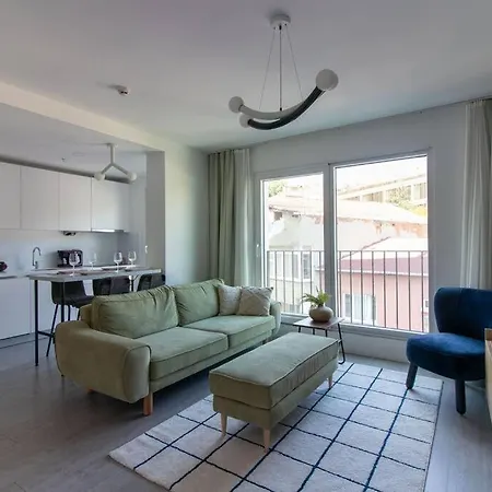 Warm Bright 2br Urban W/ Free Shuttle+parking #127 *